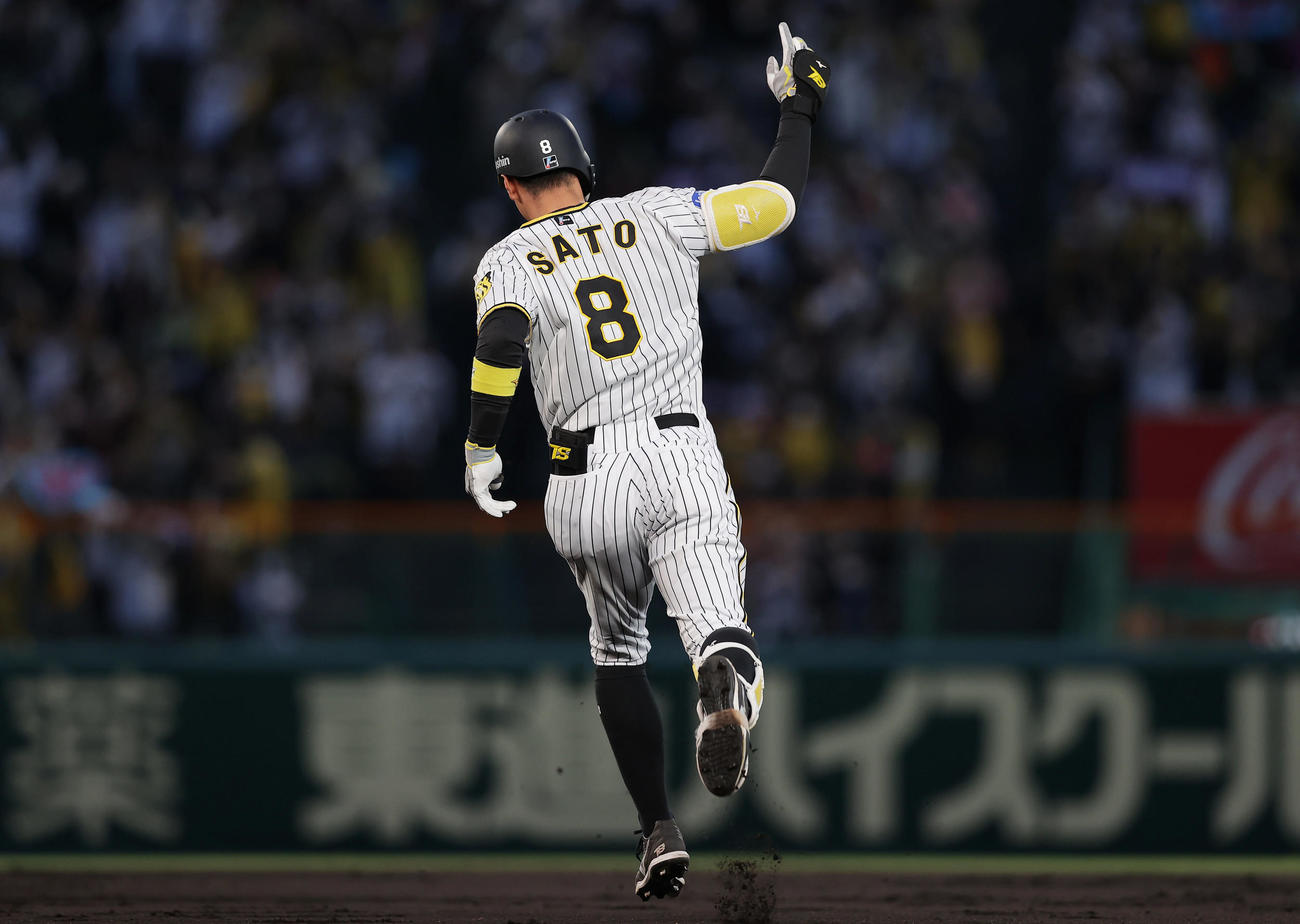 阪神対DeNA 1回裏阪神1死一塁、右越え2点本塁打を放ち、指を突き上げる佐藤輝（撮影・前田充）
