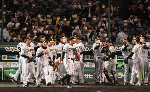DeNAに勝利し喜ぶ阪神ナイン(撮影・上山淳一)