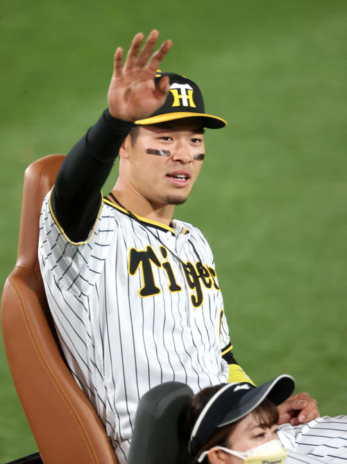 ファンの歓声に手を振って応えるヒーローの阪神佐藤輝明(撮影・上山淳一)