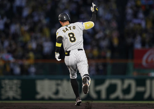 阪神対DeNA 1回裏阪神1死一塁、右越え2点本塁打を放ち、指を突き上げる佐藤輝(撮影・前田充)