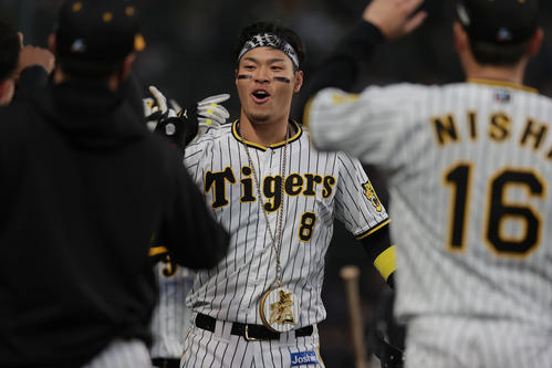 阪神対DeNA 1回裏阪神1死一塁、右越え2点本塁打を放ち、ナインに迎えられる佐藤輝(中央)。右は西勇(撮影・前田充)