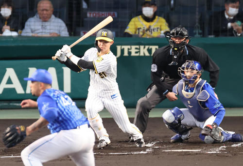阪神対DeNA 1回裏阪神無死一二塁、中野は先制の右前適時打を放つ(撮影・上山淳一)