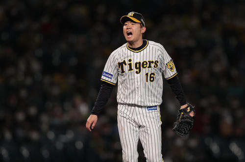 阪神対DeNA 5回表DeNA2死、桑原を空振り三振に仕留め、雄たけびを上げる西勇(撮影・前田充)