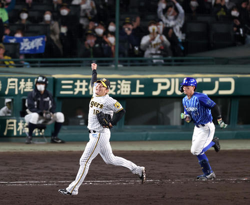 9回表DeNA2死、関根を一ゴロに仕留め、完封勝利に喜ぶ阪神西勇(撮影・上山淳一)