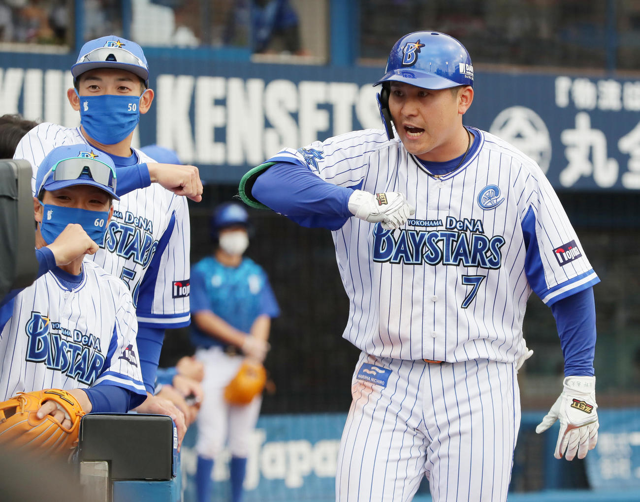 3月27日、広島戦で本塁打を放ち、ベンチ前でポーズを決めるDeNA佐野