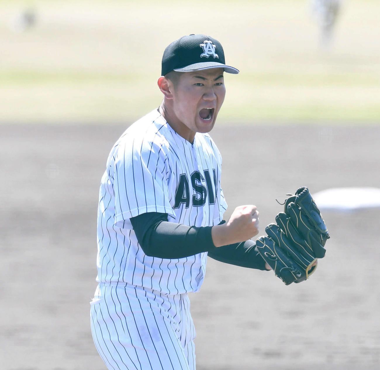 亜大対駒大　完封勝利し、雄たけびをあげる亜大・青山（撮影・岩下翔太）