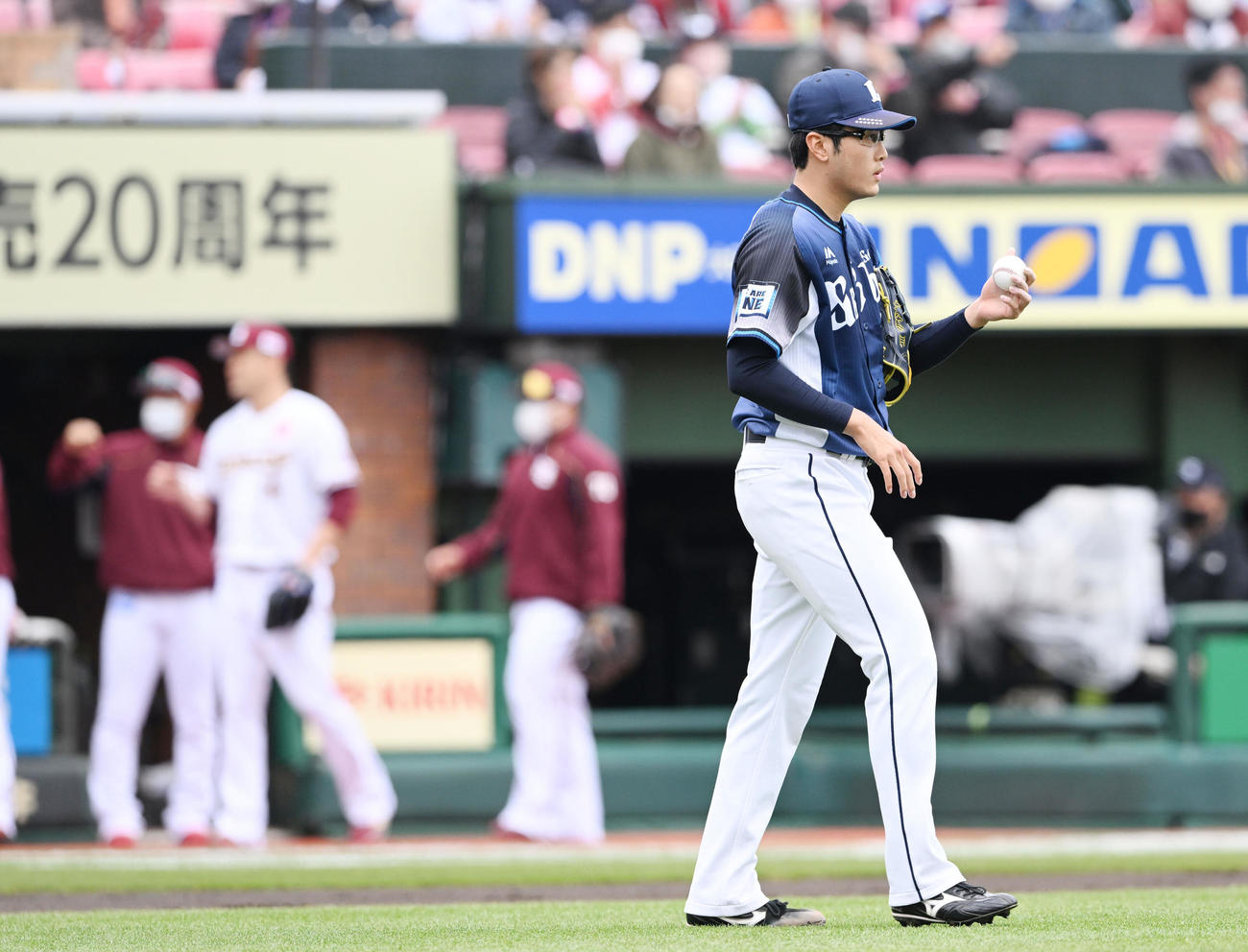楽天対西武　1回裏楽天2死満塁、鈴木大に2点適時二塁打を浴びる佐藤（撮影・滝沢徹郎）