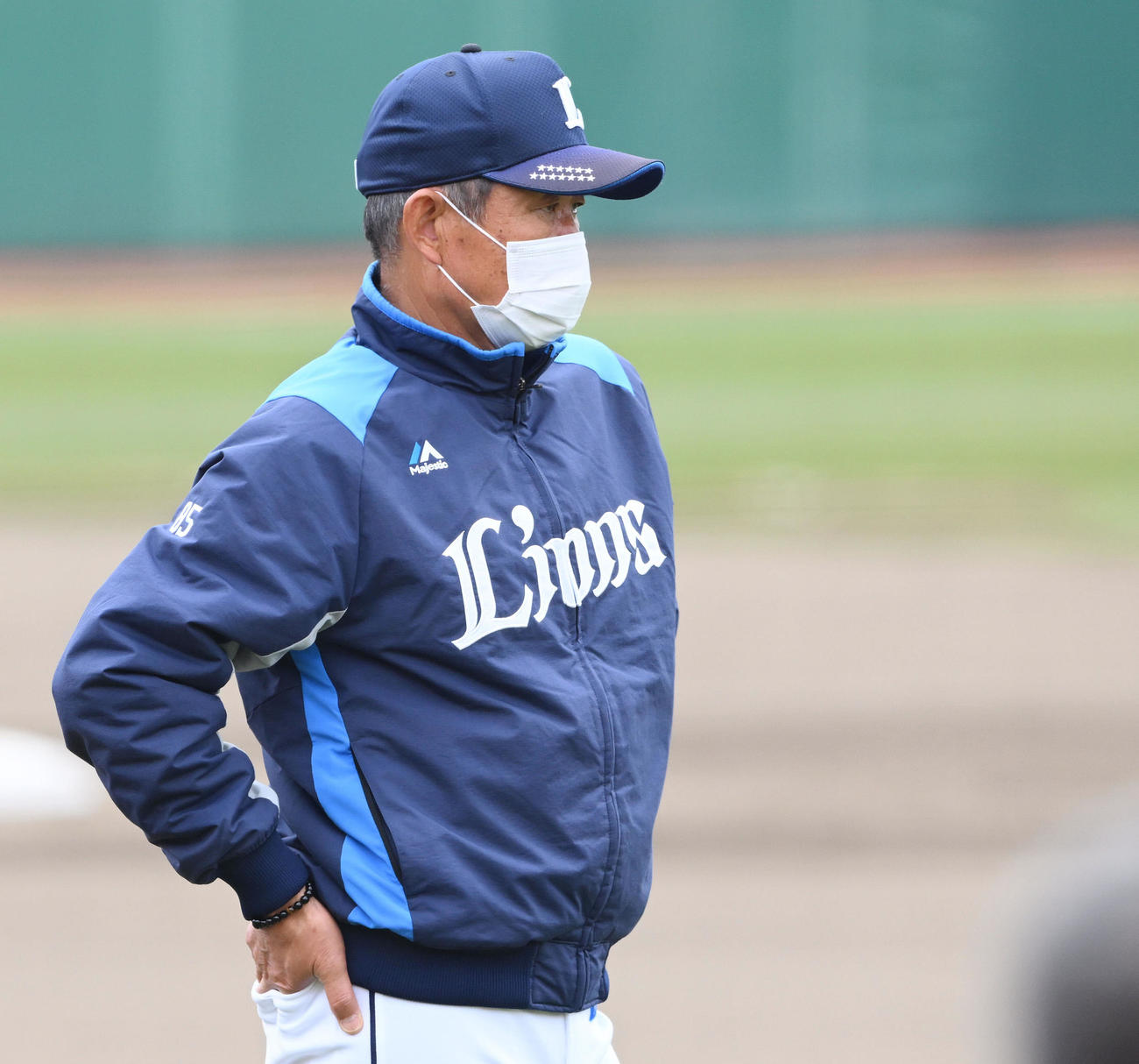 楽天対西武　試合前練習を見守る西武辻監督（撮影・滝沢徹郎）