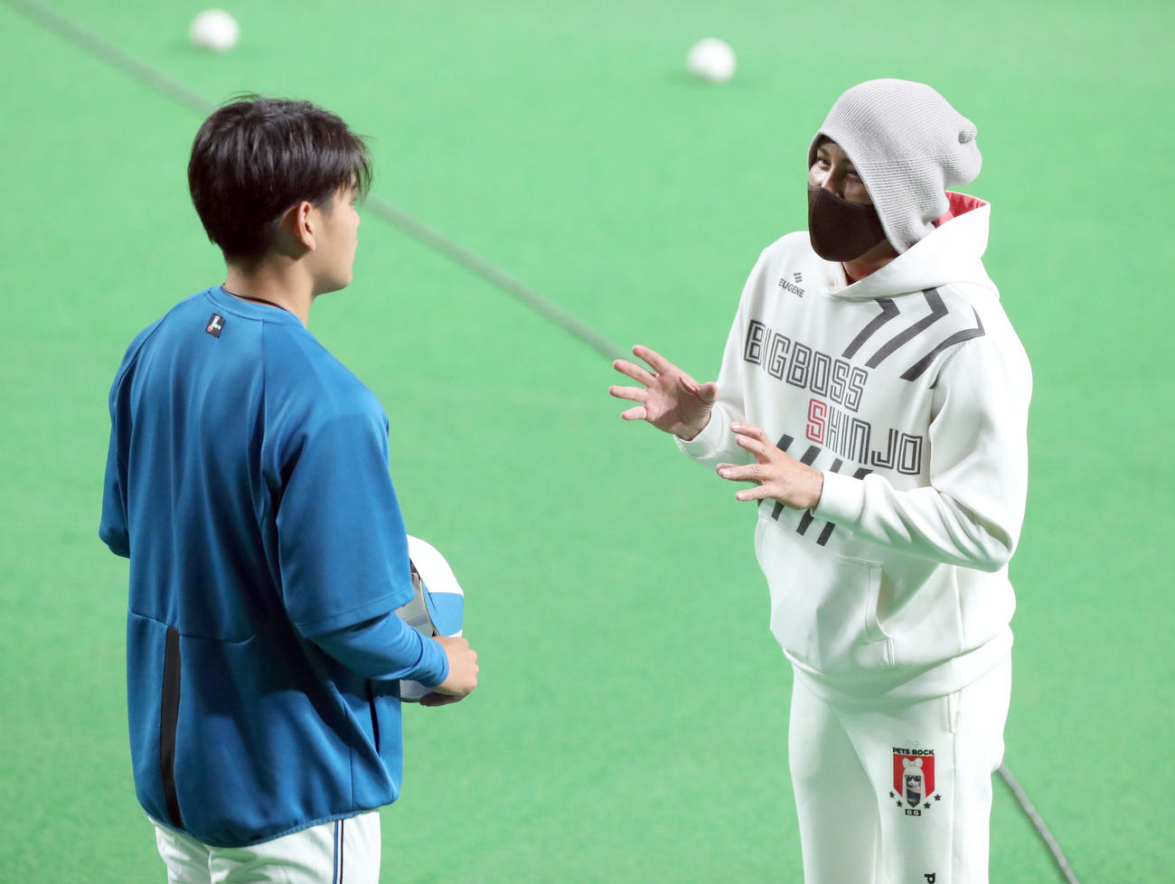 日本ハム対ロッテ　試合前、会話する日本ハム野村（左）と新庄監督（撮影・佐藤翔太）