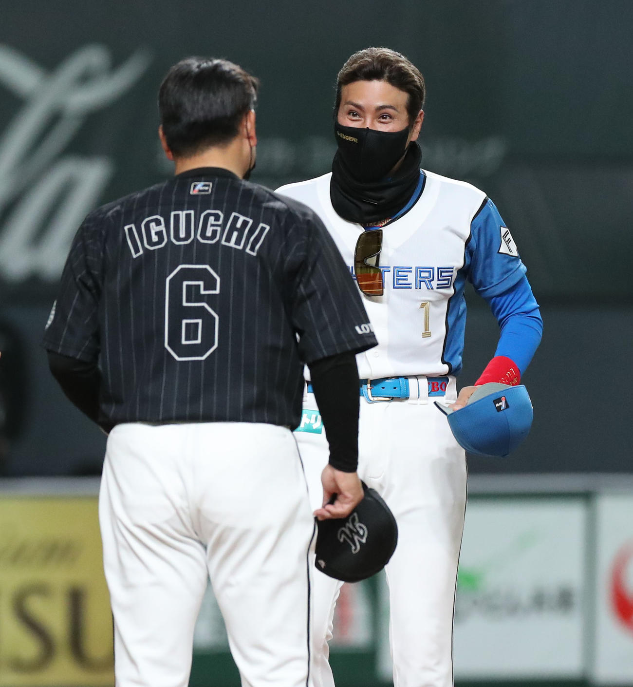 日本ハム対ロッテ　試合前、メンバー表を交換するロッテ井口監督（左手前）と日本ハム新庄監督（撮影・佐藤翔太）