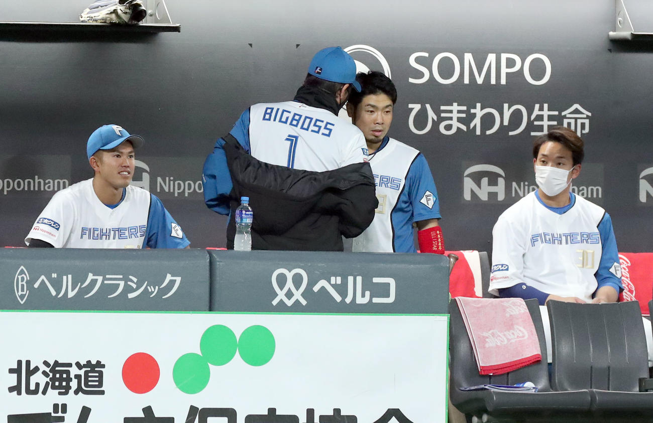 日本ハム対ロッテ　試合前、会話する日本ハム新庄監督（左）と近藤（撮影・佐藤翔太）