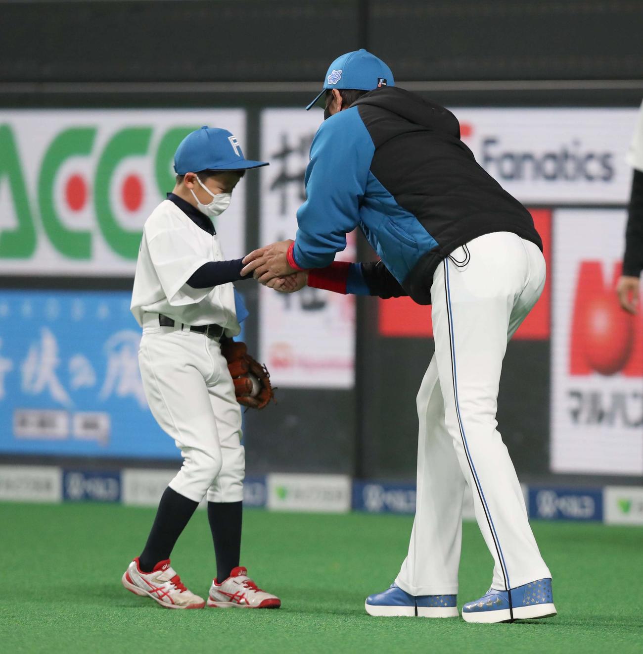 日本ハム対ロッテ　始球式を務めた子供と握手する新庄監督（撮影・黒川智章）