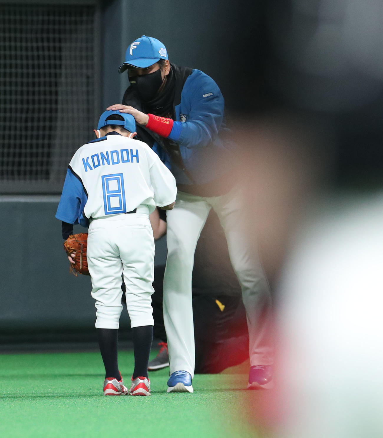 日本ハム対ロッテ　試合前、始球式を務めた子供に歩み寄る日本ハム新庄監督（撮影・佐藤翔太）