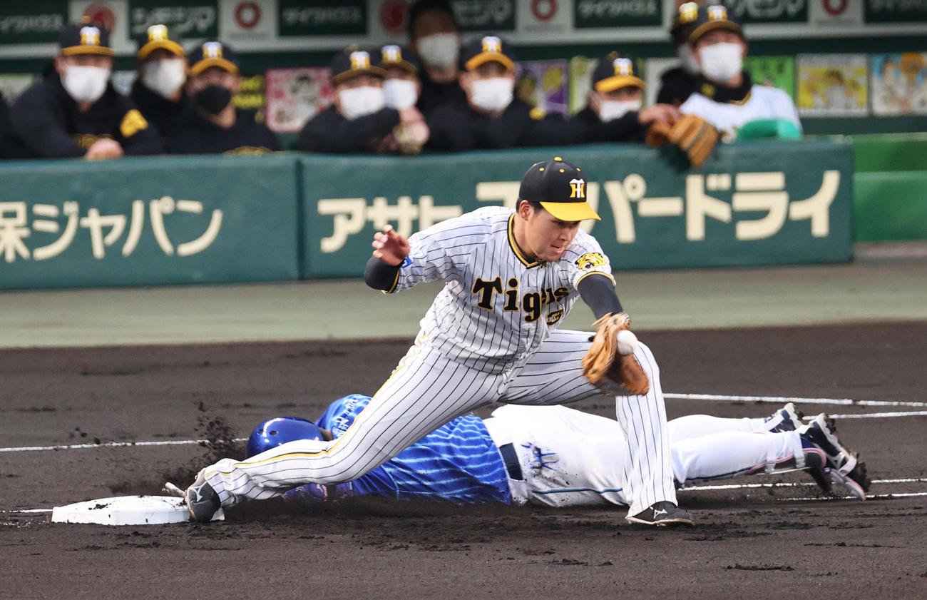 阪神対DeNA 1回表DeNA無死、桑原はヘッドスライディングで遊内野安打をもりとる（撮影・上山淳一）