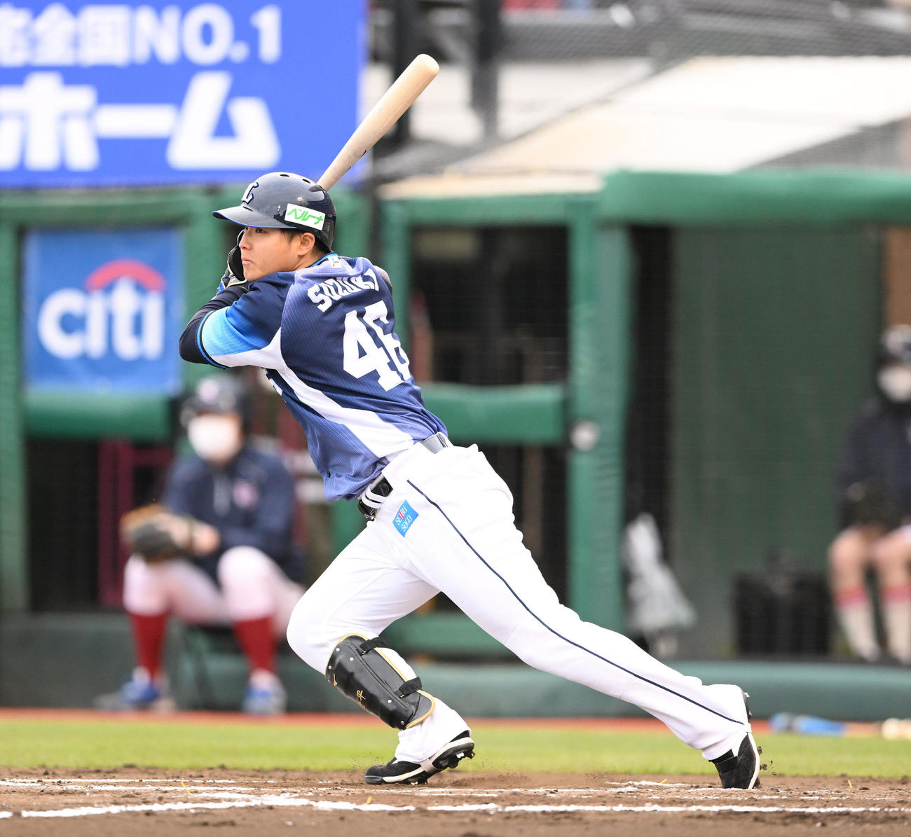 7回表西武2死二塁、鈴木は左前打を放つ（撮影・滝沢徹郎）