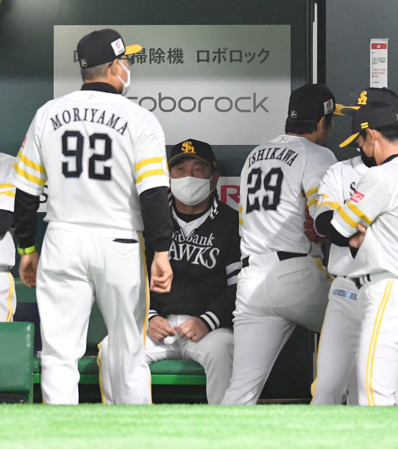 ソフトバンク対オリックス　1回表オリックス1死満塁、治療のためベンチ裏へ向かう石川（撮影・岩下翔太）