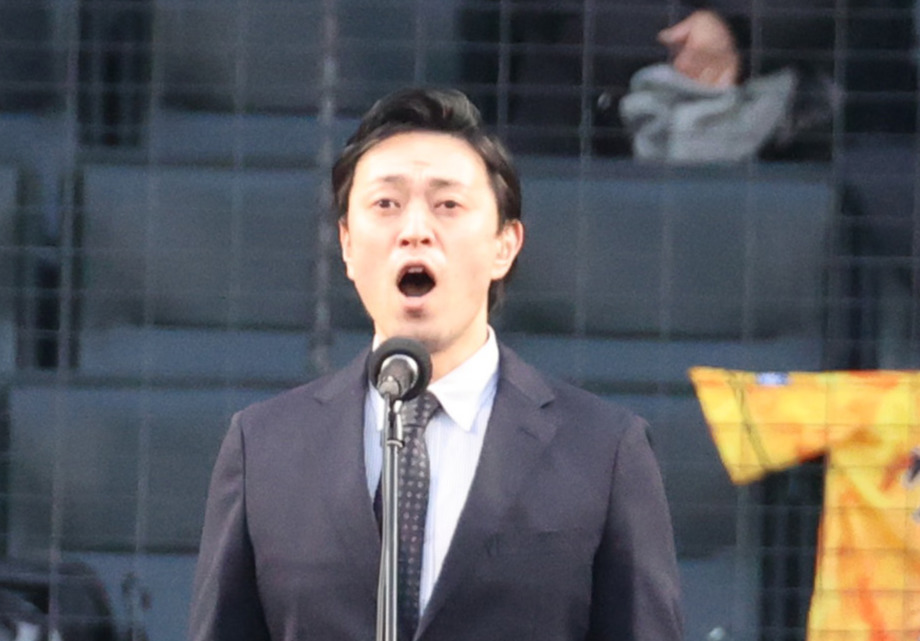 阪神対DeNA　試合前、君が代独唱する劇団四季の飯田洋輔（撮影・上山淳一）