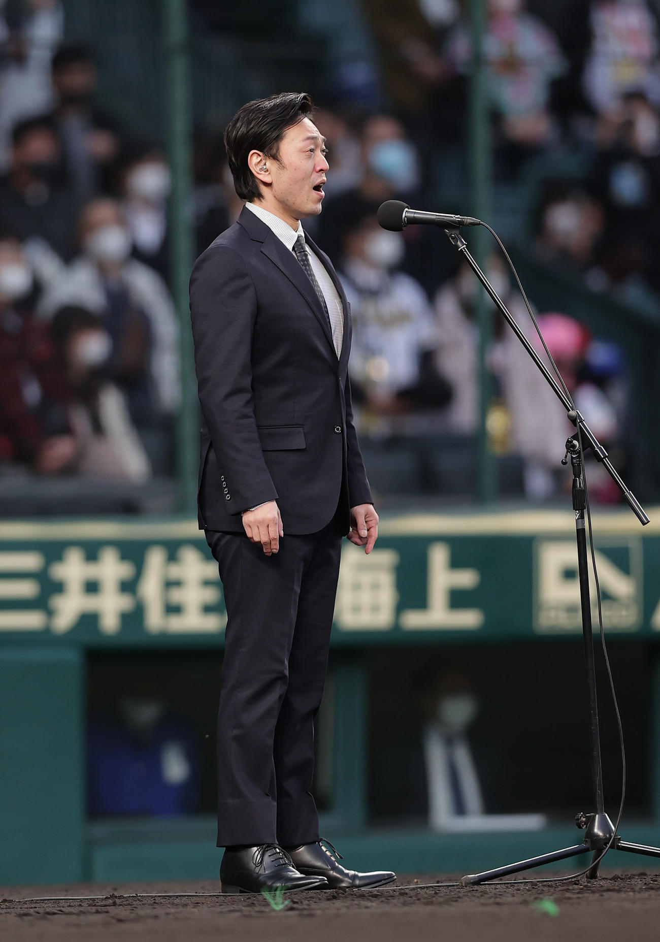 阪神対DeNA　試合前、君が代独唱を行う劇団四季の飯田洋輔（撮影・前田充）