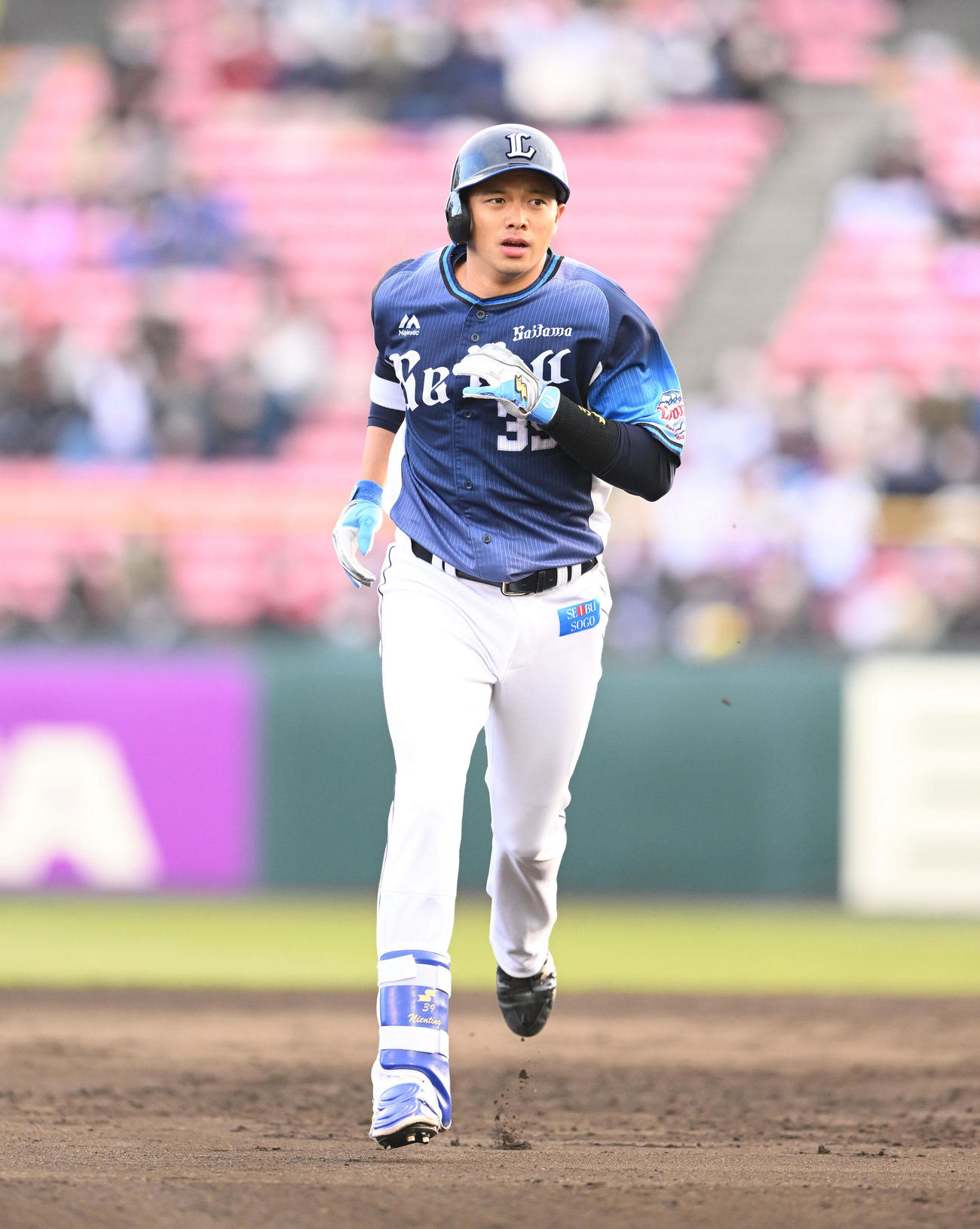 楽天対西武　9回表西武2死、代打呉は本塁打を放ちベースを回る（撮影・滝沢徹郎）