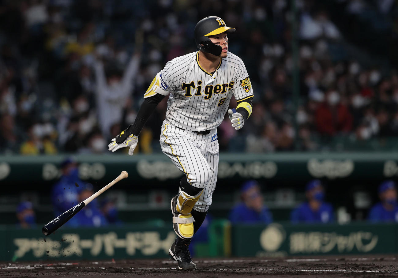 阪神対DeNA 1回裏阪神1死一塁、右越え2点本塁打を放つ佐藤輝（撮影・前田充）
