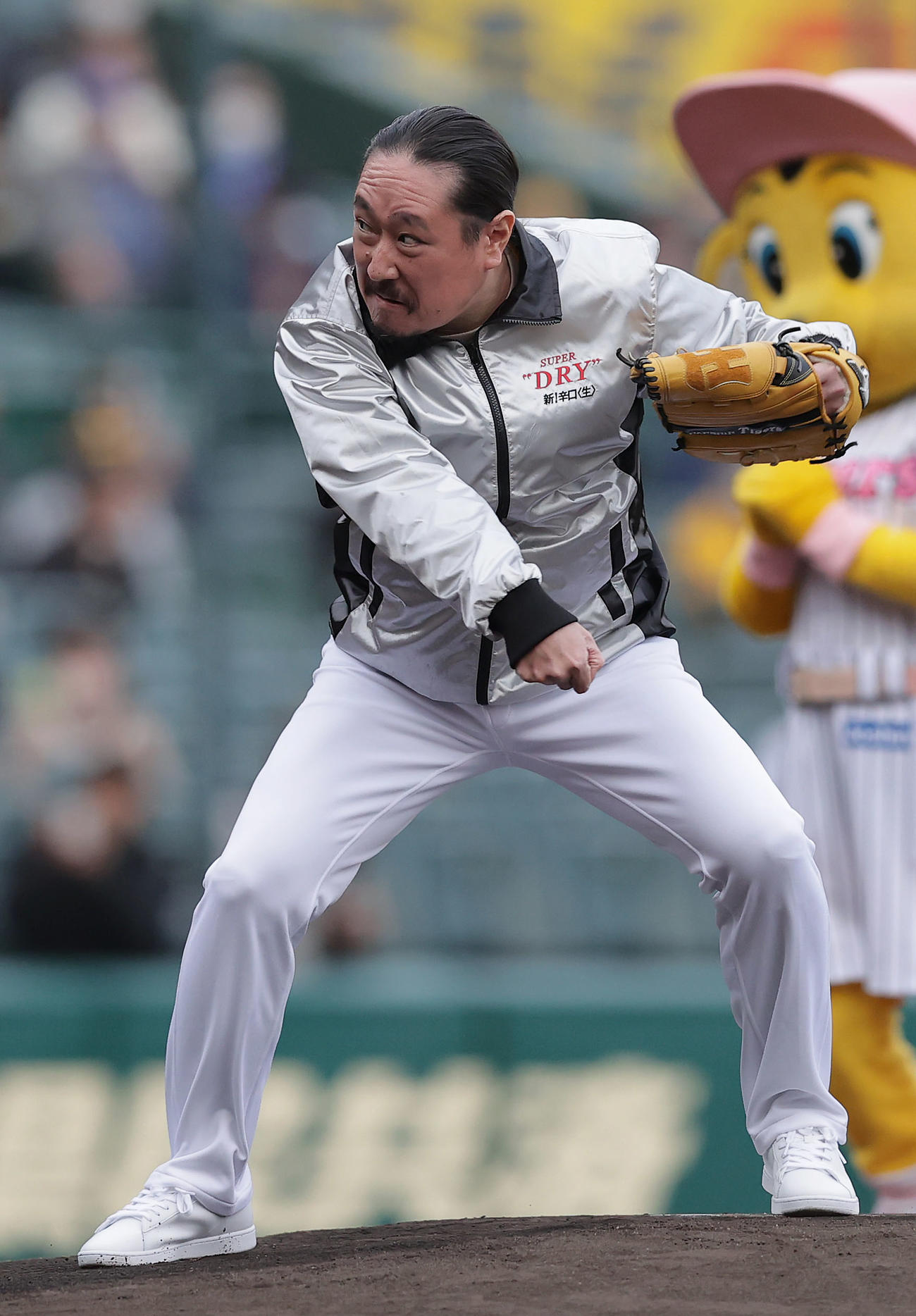 阪神対DeNA　ファーストピッチセレモニーで投球する笑い飯の西田（撮影・前田充）