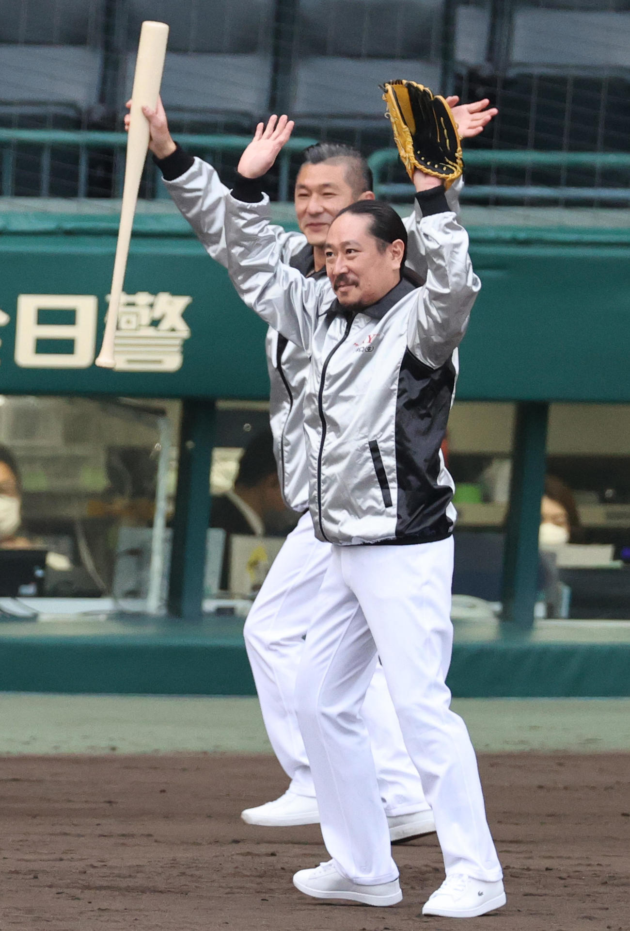 阪神対DeNA　ファーストピッチを終え手を振って引き揚げる笑い飯・西田（手前）と哲夫（撮影・上山淳一）
