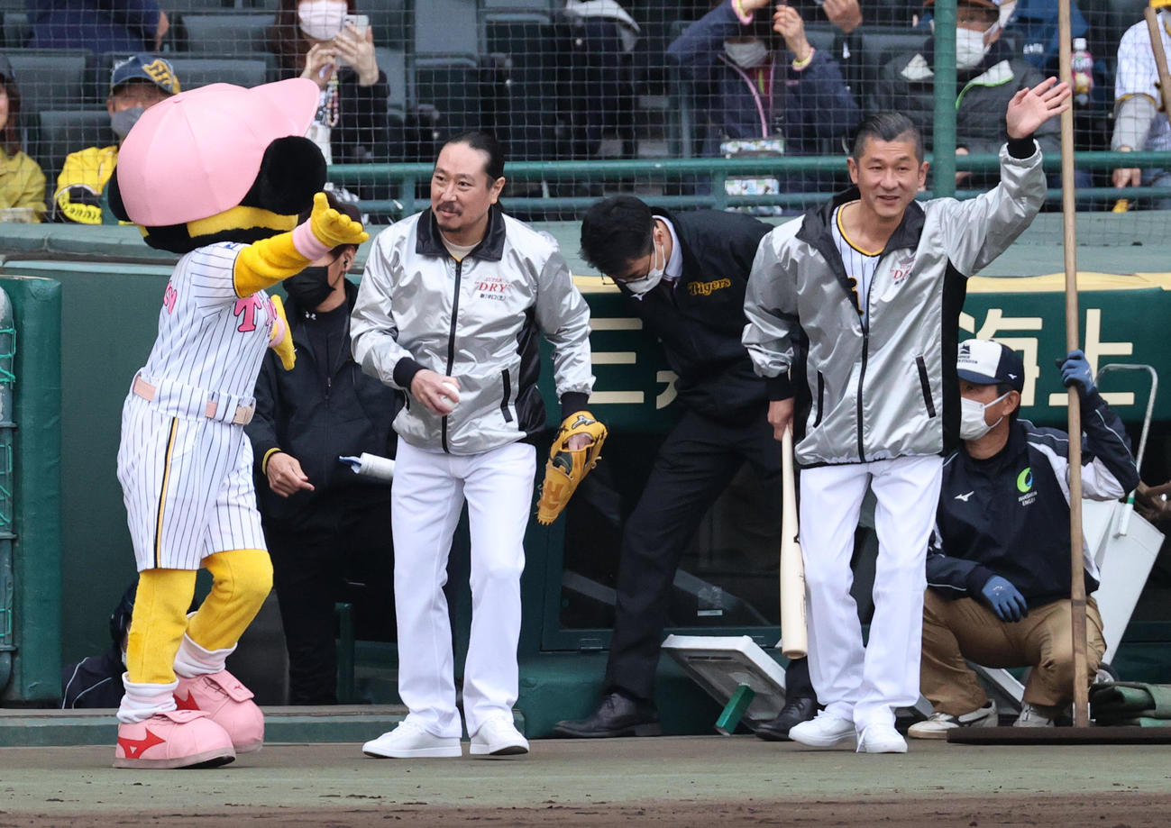 阪神対DeNA　ファーストピッチセレモニーでマウンドに向かう笑い飯・西田（左）と打席に向かう哲夫（撮影・上山淳一）