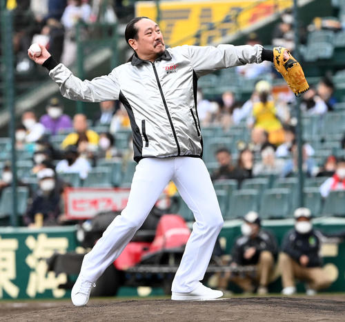 阪神 笑い飯の哲夫と西田幸治が始球式で対決 打席の哲夫が豪快なアッパースイングで空振り プロ野球写真ニュース 日刊スポーツ
