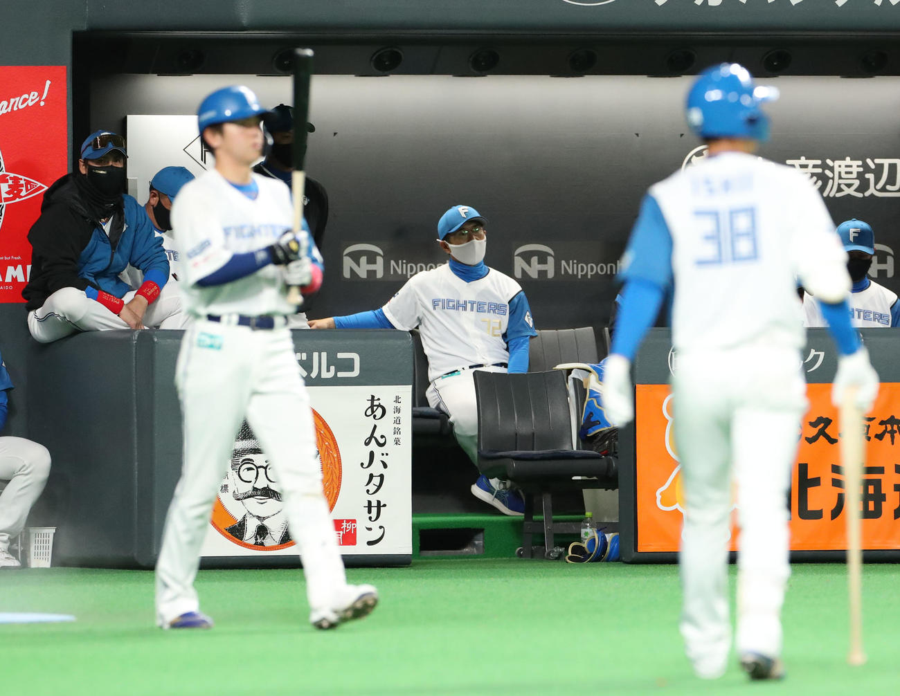 日本ハム対ロッテ　2回裏日本ハム1死満塁、石井が中飛に倒れがっかりした様子の新庄監督（左）（撮影・佐藤翔太）