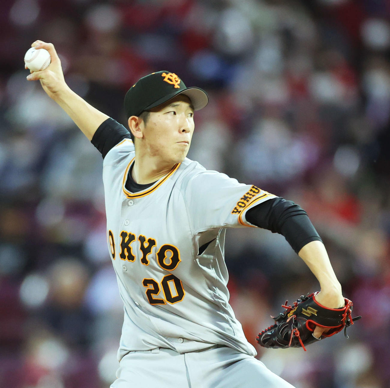 広島対巨人　2回裏、力投する戸郷（撮影・河田真司）