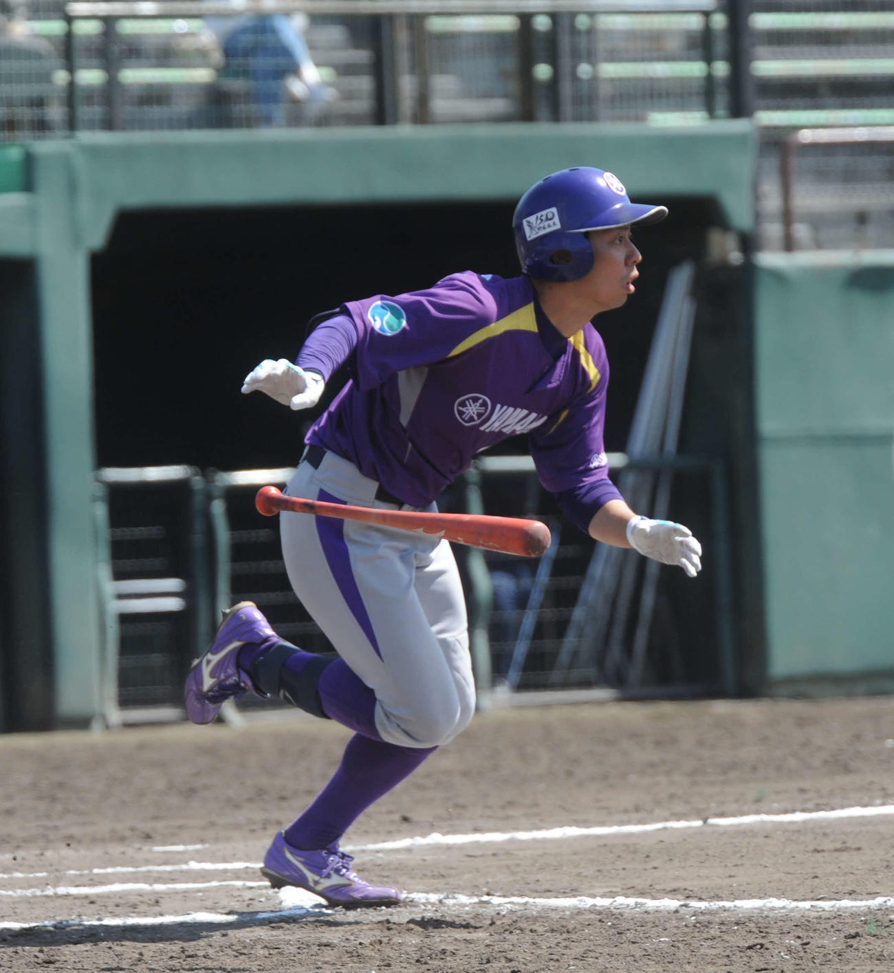 6回に逆転の右適時打を放つヤマハの青柳　