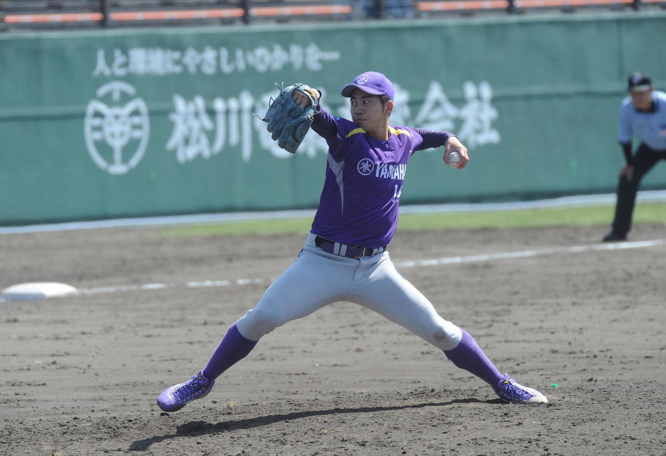粘り強い投球をみせるヤマハの佐藤