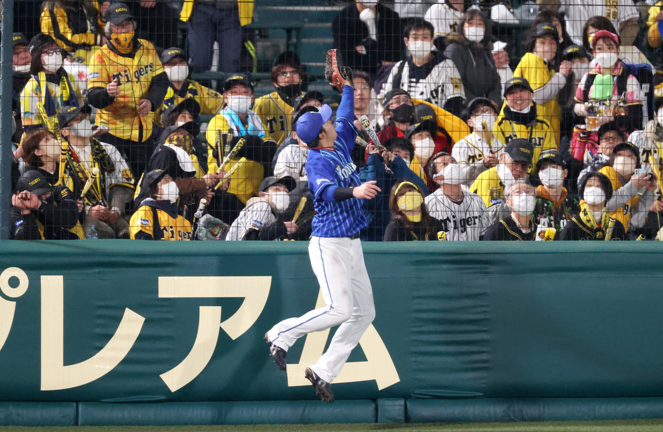 阪神対DeNA 4回裏阪神2死、右翼手楠本は西勇の邪飛を好捕する（撮影・上山淳一）