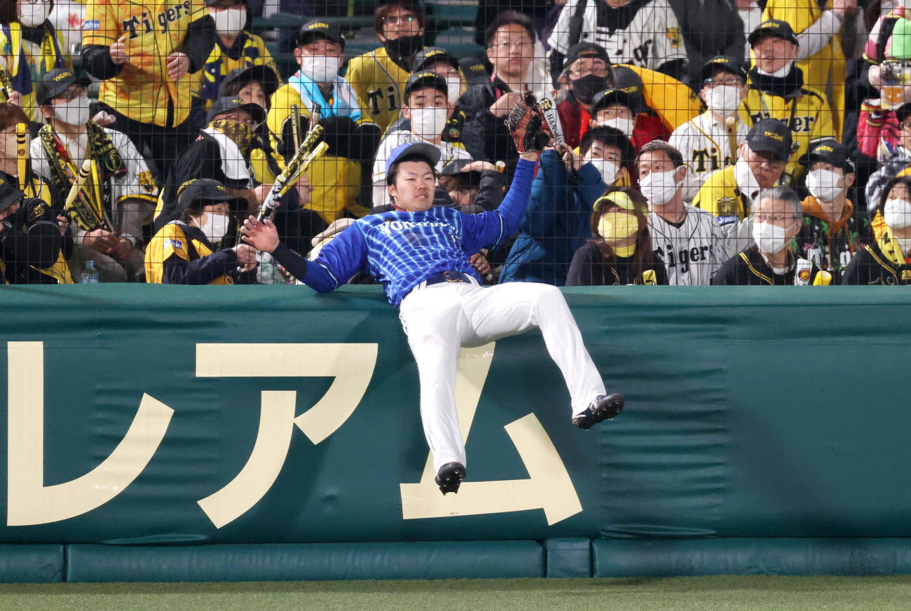 阪神対DeNA 4回裏阪神2死、右翼手楠本は西勇の邪飛を好捕する（撮影・上山淳一）