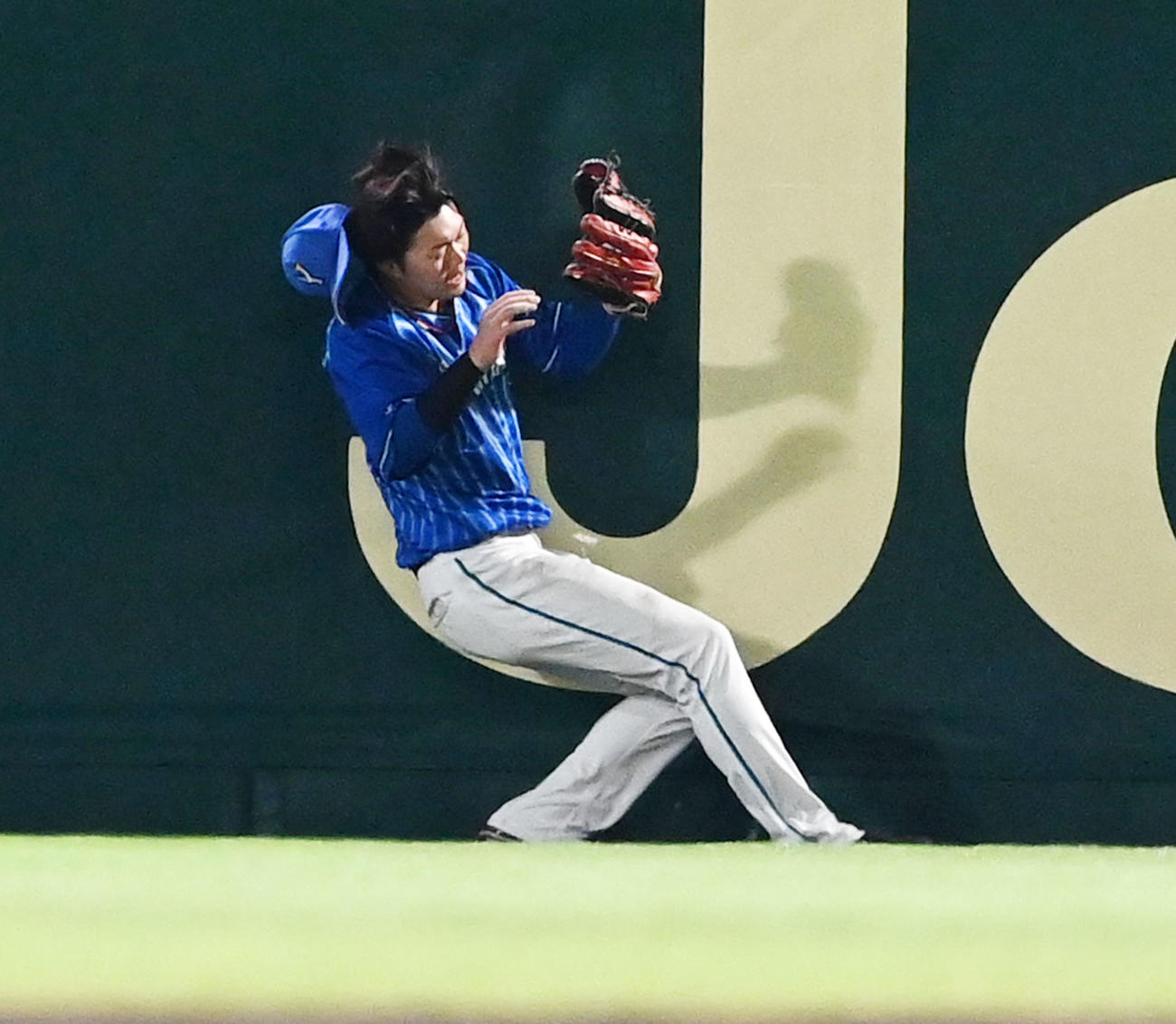 阪神対DeNA 4回裏阪神1死一塁、糸井の右飛を（撮影・前岡正明）
