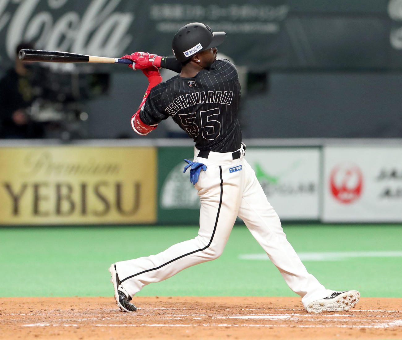 日本ハム対ロッテ　4回表ロッテ無死一、二塁、エチェバリアは先制となる左前適時打を放つ（撮影・佐藤翔太）