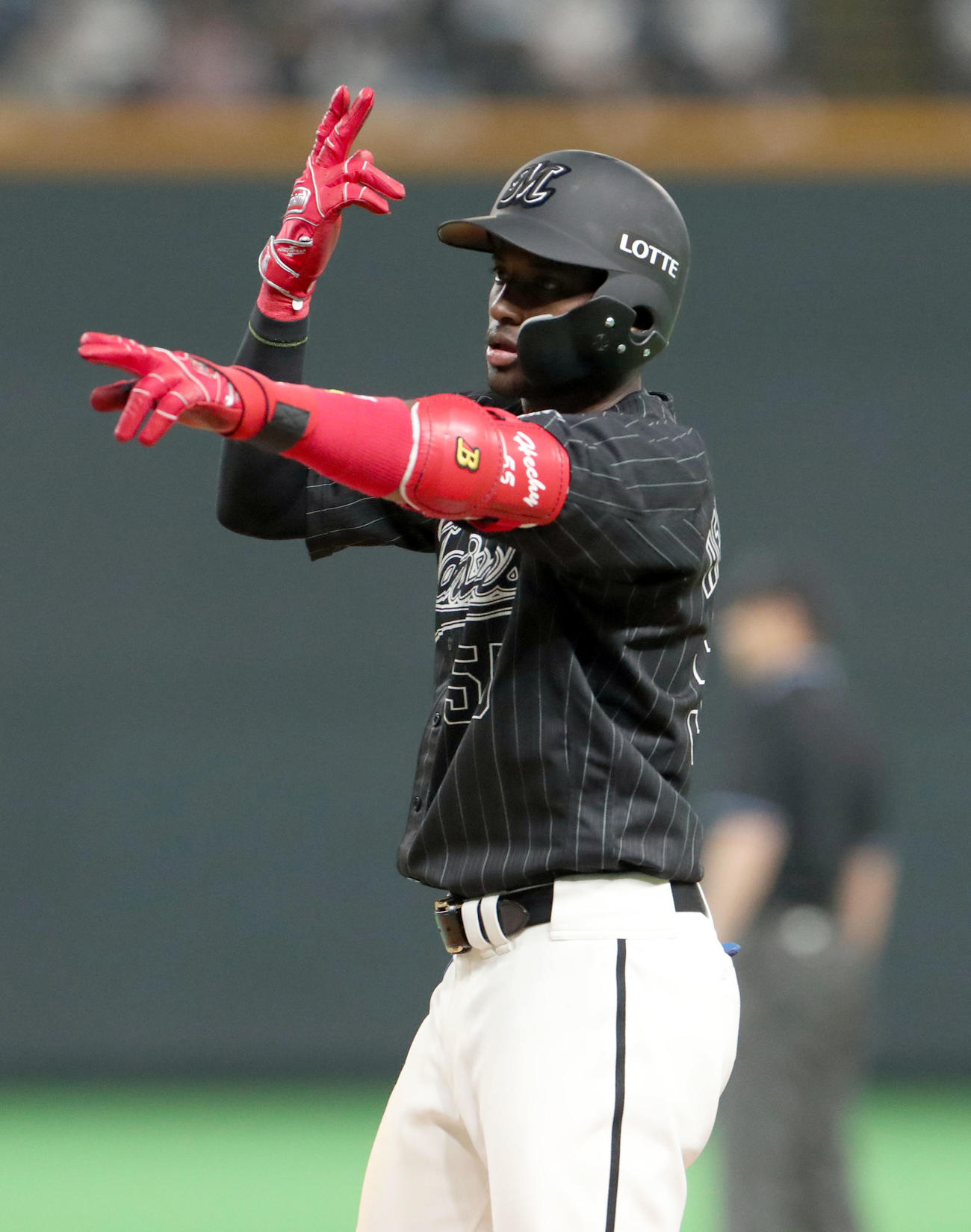 日本ハム対ロッテ　4回表ロッテ無死一、二塁、エチェバリアは先制となる左前適時打を放ちポーズをとる（撮影・佐藤翔太）
