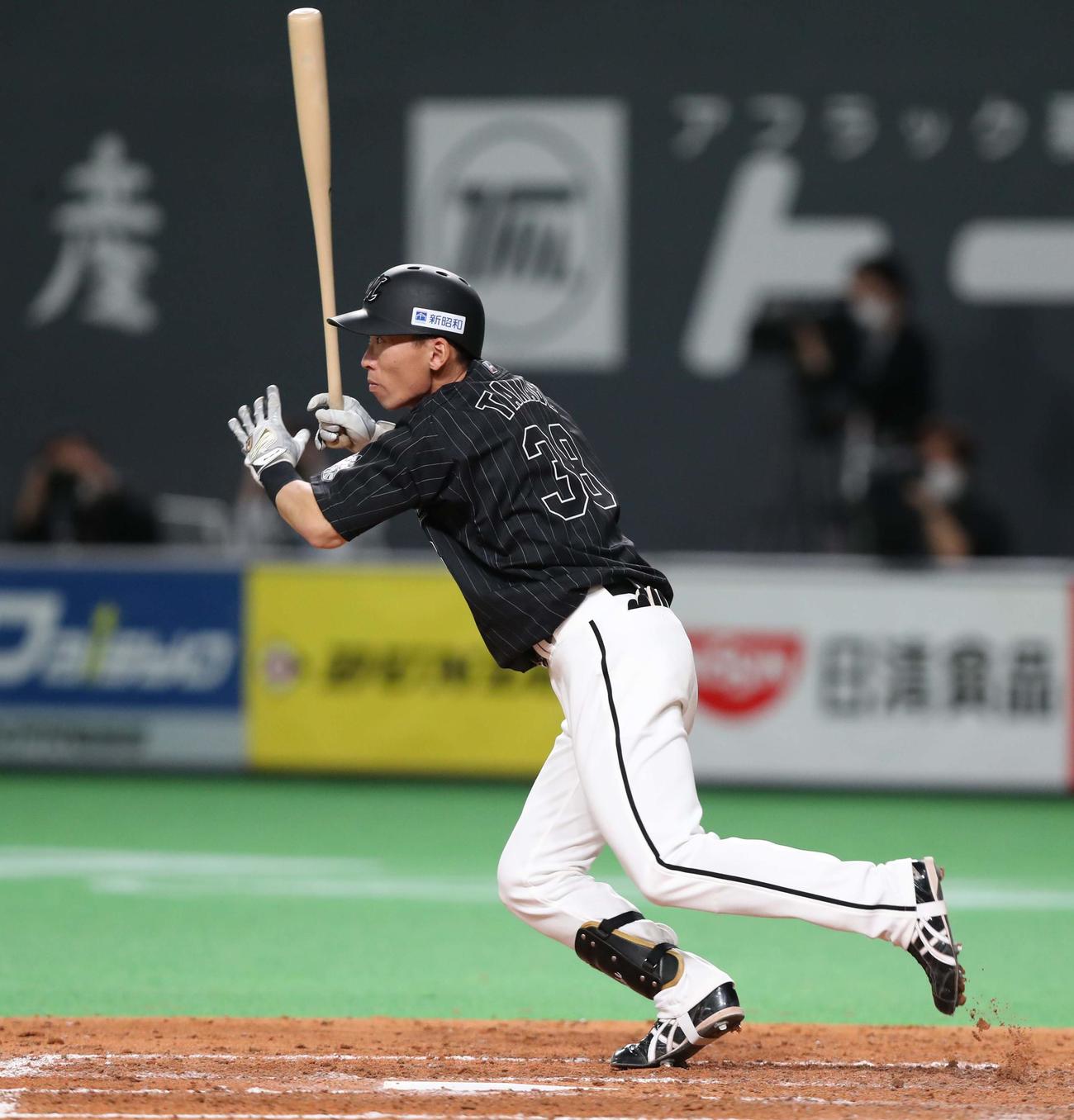日本ハム対ロッテ　4回表ロッテ2死一、二塁、中前適時打を放つ高部（撮影・黒川智章）