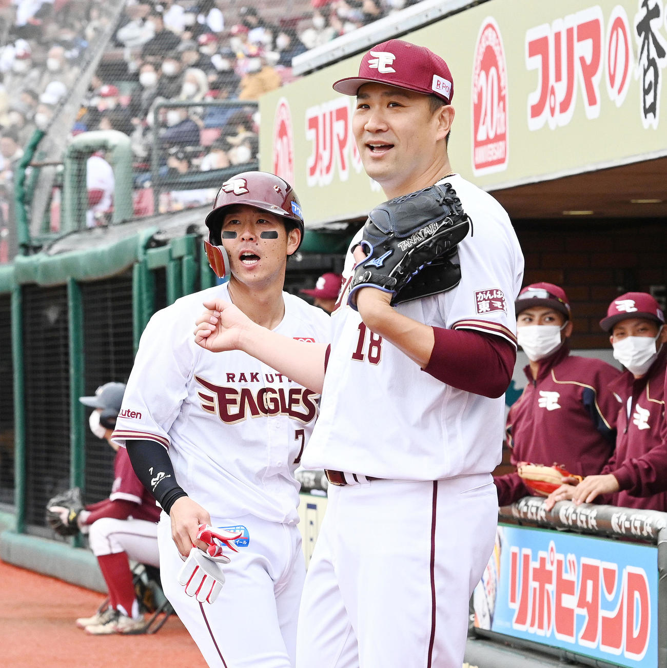 3回裏楽天1死一、三塁、生還した三走鈴木大（左）を迎える田中将（撮影・滝沢徹郎）