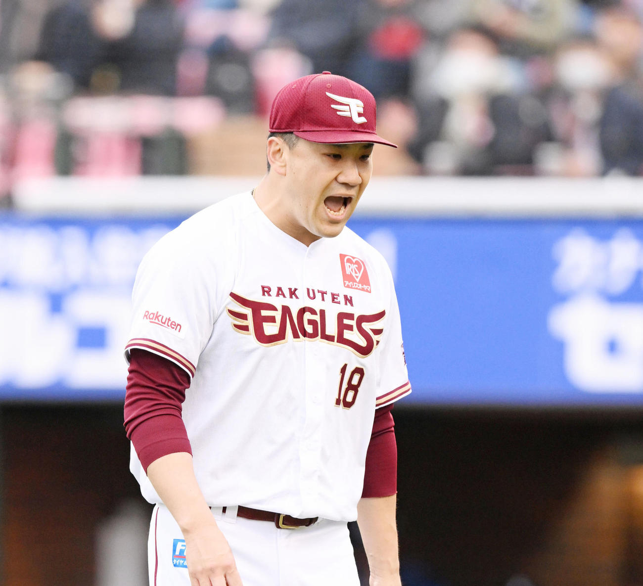 7回表西武2死一、三塁、オグレディを三邪飛に仕留めさけぶ田中将（撮影・滝沢徹郎）