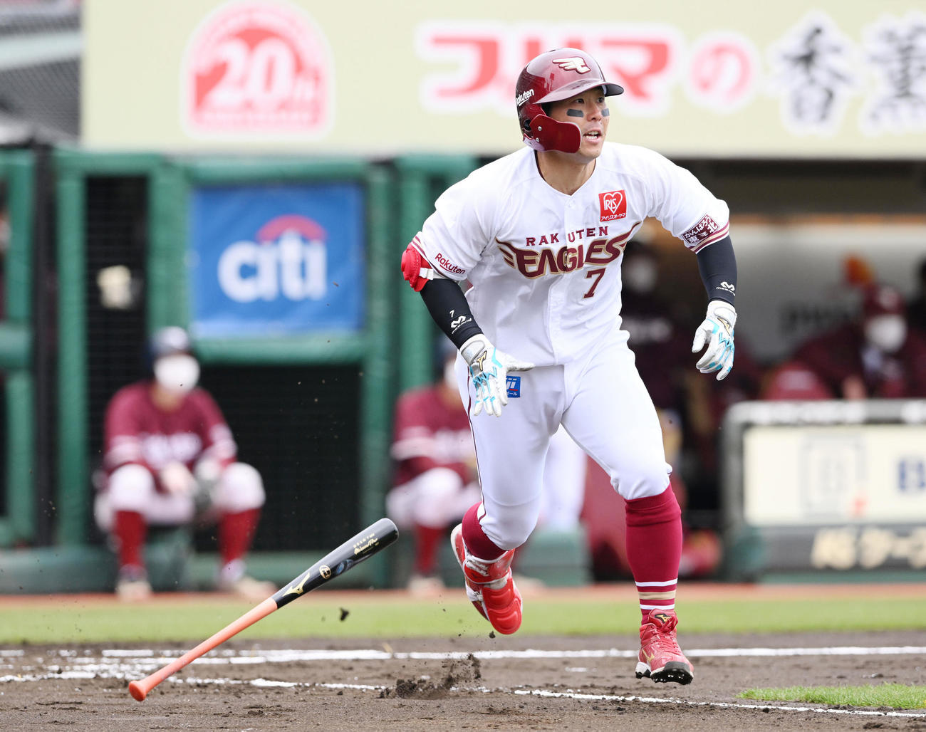 楽天対西武　1回裏楽天2死満塁、鈴木大は2点適時二塁打を放つ（撮影・滝沢徹郎）