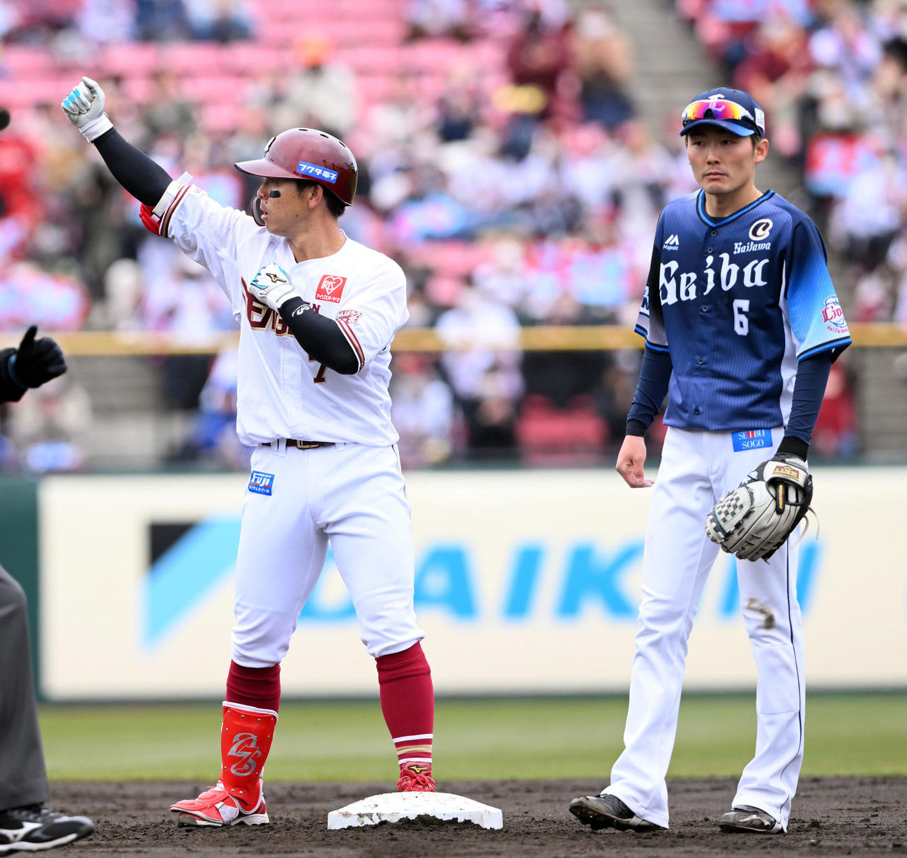 楽天対西武　1回裏楽天2死満塁、鈴木大左）は2点適時二塁打を放ちベンチへガッツポーズする。右は源田（撮影・滝沢徹郎）