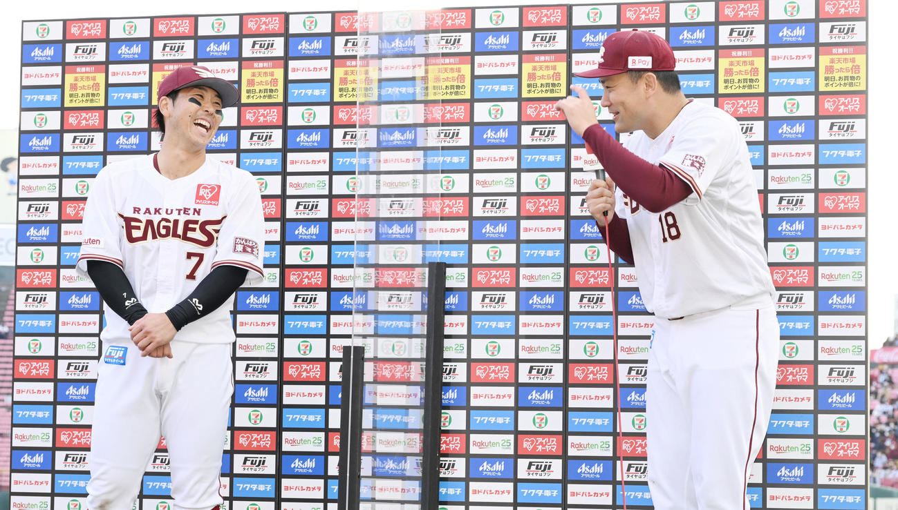 楽天対西武　ヒーローインタビューで楽天鈴木大（右）に一礼する田中将（撮影・滝沢徹郎）