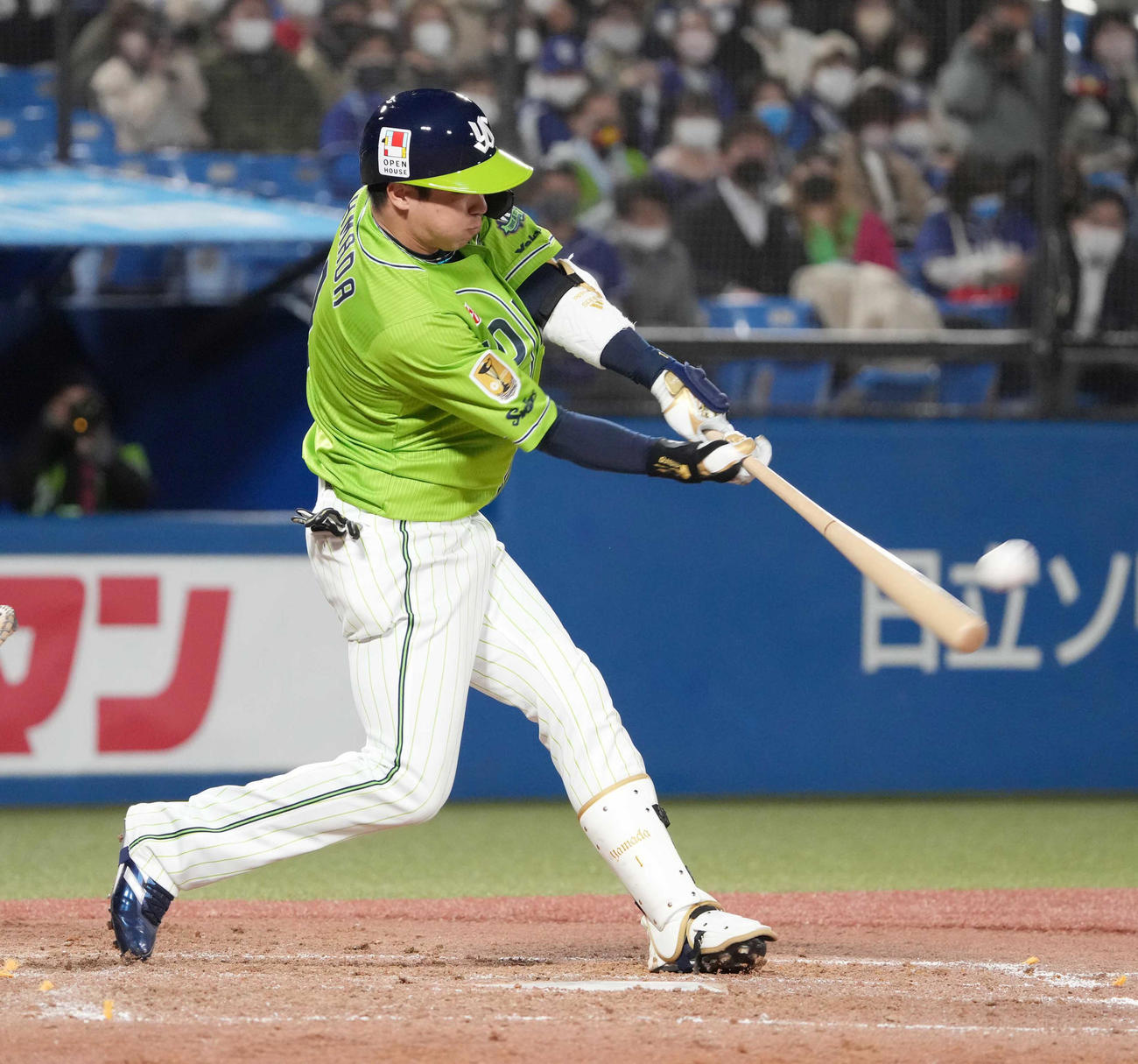 ヤクルト対中日　3回裏ヤクルト1死三塁、山田は左越えに2点本塁打を放つ（撮影・小沢裕）