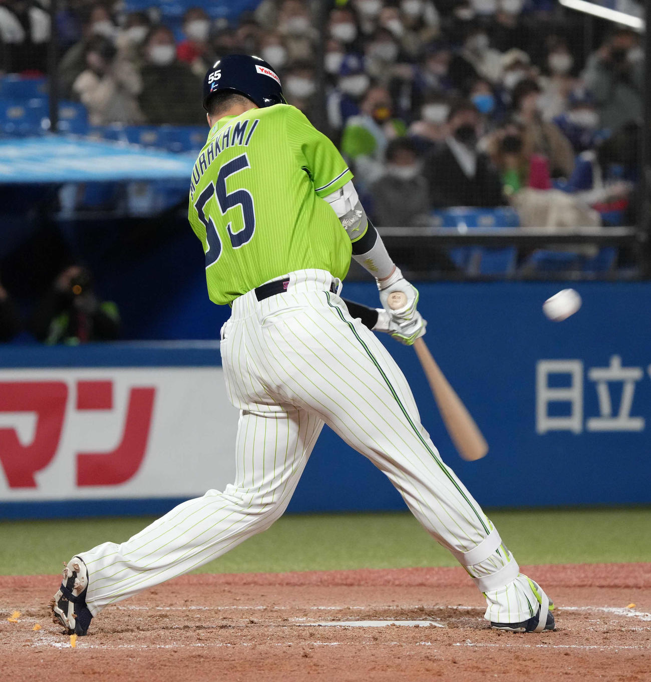 ヤクルト対中日　3回裏ヤクルト1死、村上は左越えに2者連続本塁打を放つ（撮影・小沢裕）