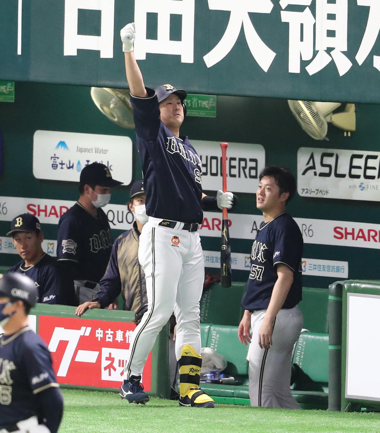 ソフトバンク対オリックス　5回表オリックス無死、杉本裕太郎は中越え本塁打を放ちガッツポーズ（撮影・梅根麻紀）