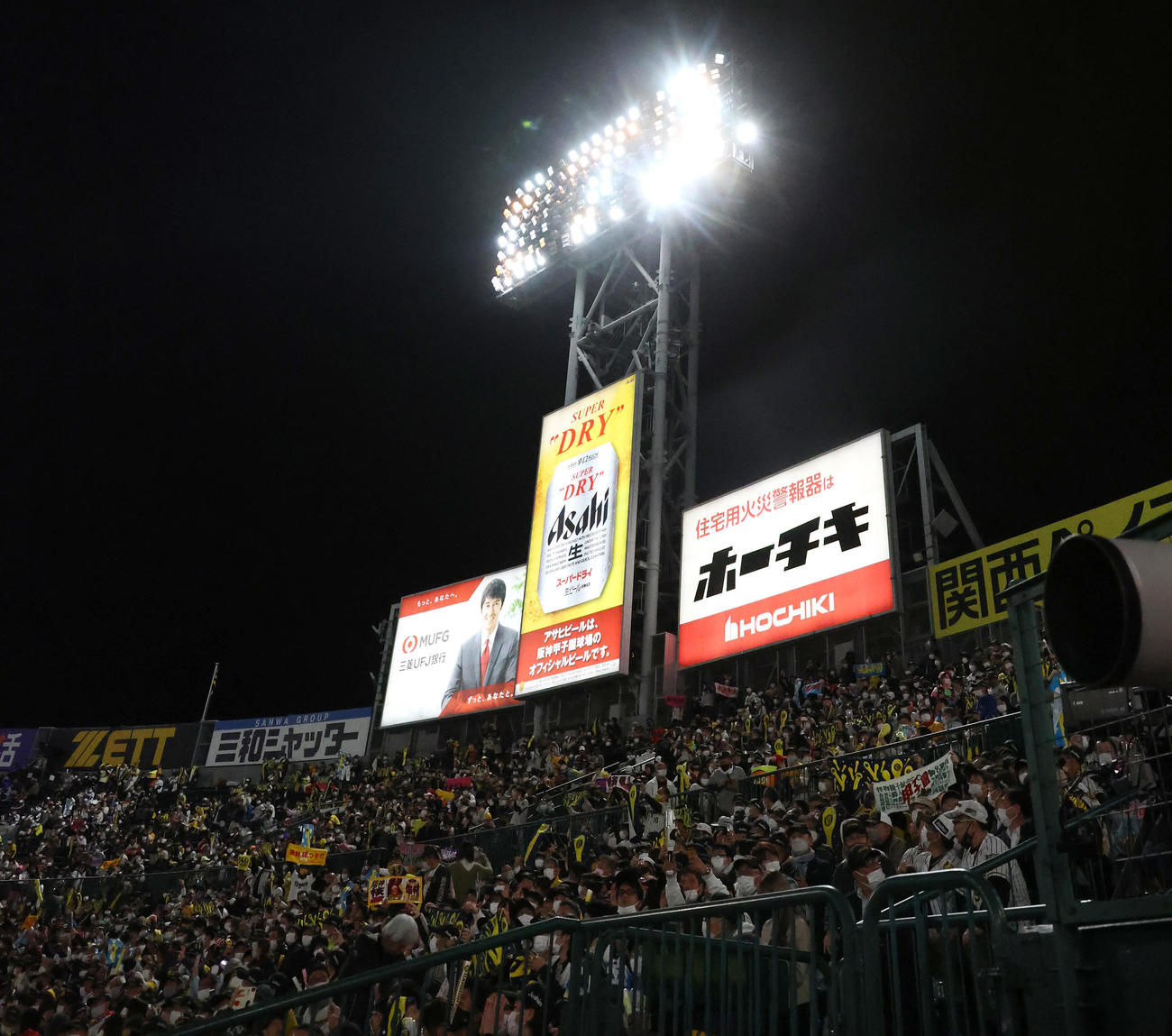 阪神対DeNA　ラッキー7で「7」LEDの照明が輝く甲子園球場（撮影・上山淳一）
