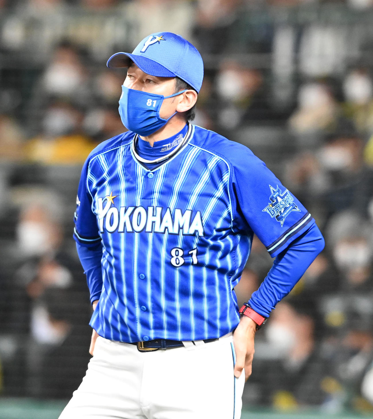阪神対DeNA 5回、交代を告げるDeNA三浦監督（撮影・前岡正明）