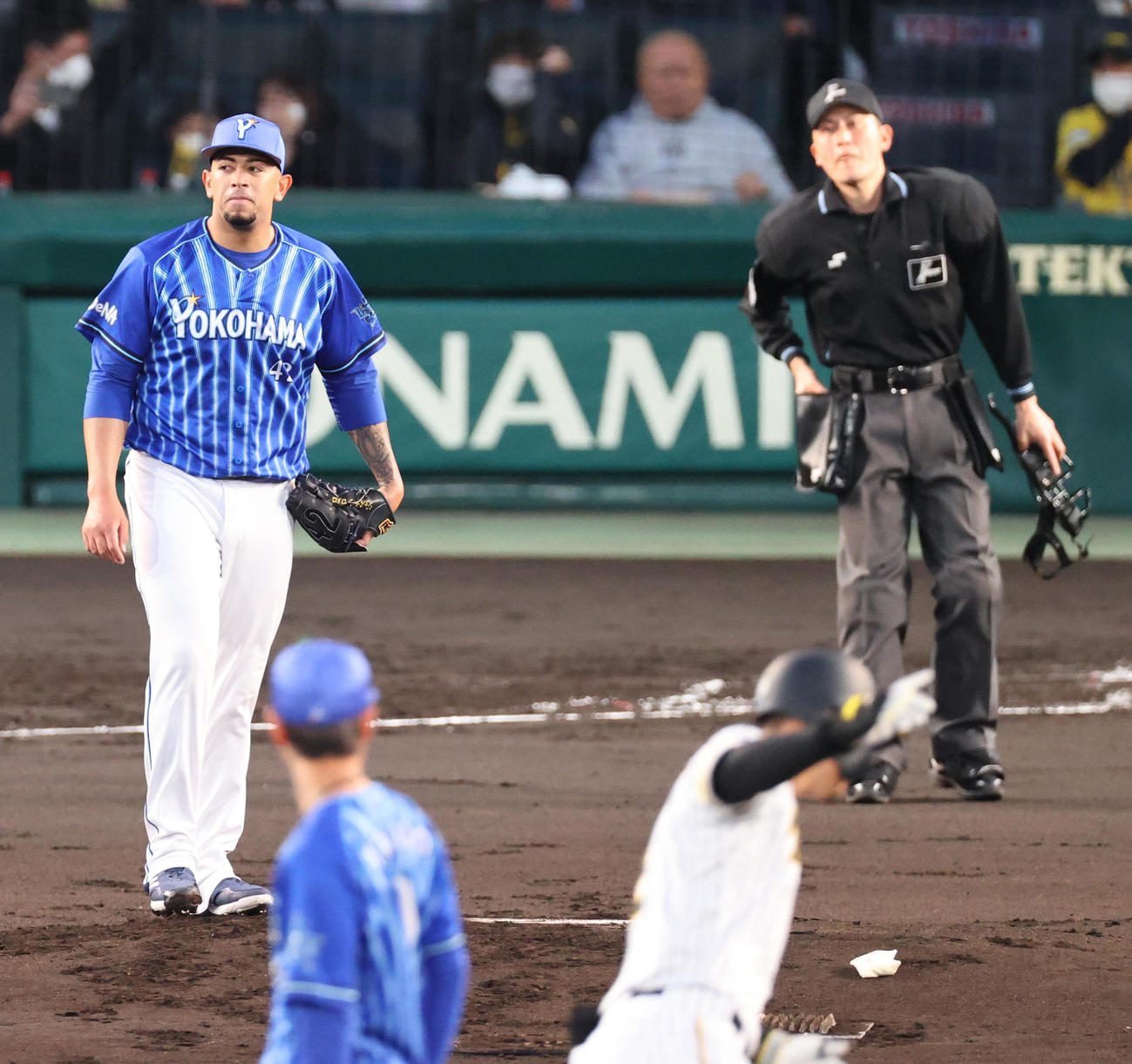 阪神対DeNA 1回裏阪神1死一塁、ロメロ（左）は佐藤輝（手前右）に右越え2点本塁打を被弾する（撮影・上山淳一）