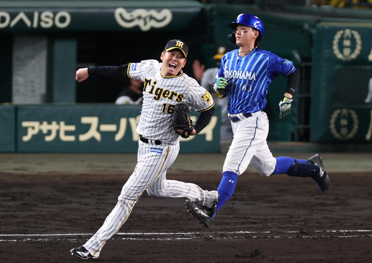 阪神対DeNA 9回表DeNA2死、西勇（手前）は関根を一ゴロに仕留め、DeNAを完封勝利し喜ぶ（撮影・上山淳一）